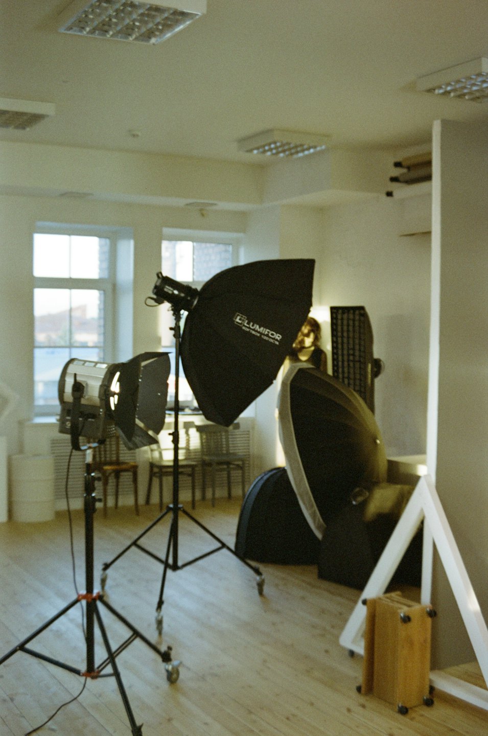 Professionelle Fotostudio-Beleuchtungsstative auf Holzboden.